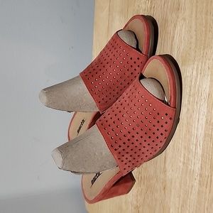 Sz 9.5  EARTH slip on Bright Coral Leather Upper Heeled Sandal